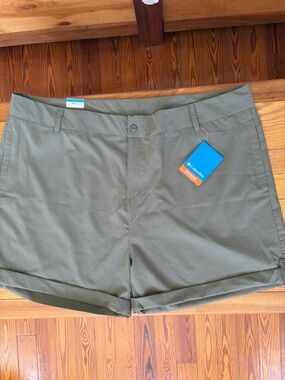 Columbia 24W Plus Size Hiking Shorts Olive Green Omni-Wick Omni-Shade NWT